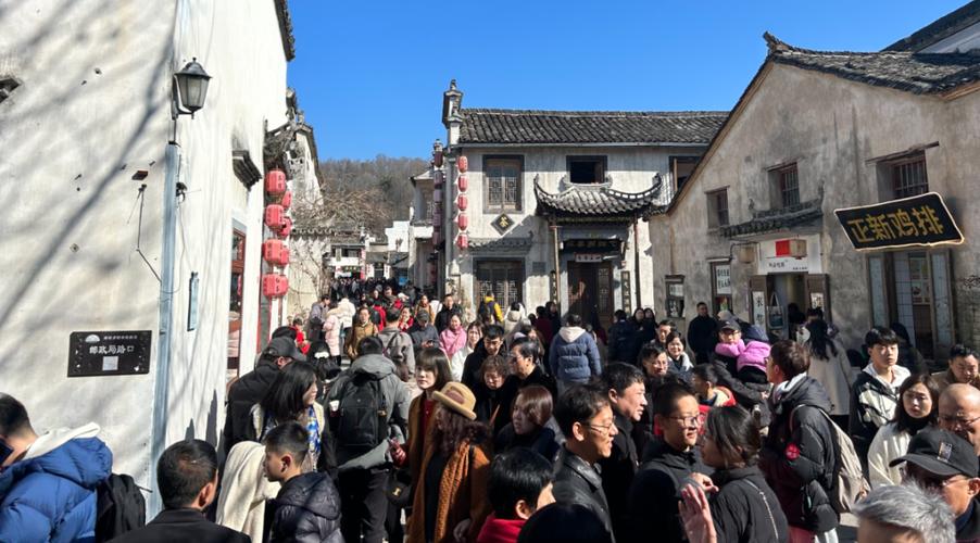 请问春节前黄山旅游人多吗?