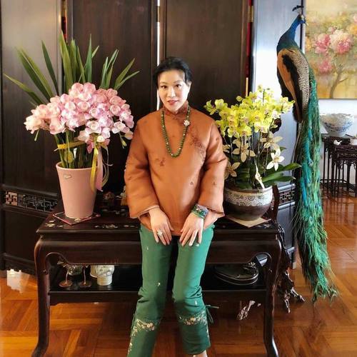 吕良伟陪富婆妻子周游列国,地中海跳崖超勇敢,66岁的吕良伟状态如何?_百...