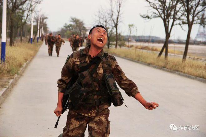 去新兵连才不到一个月!想当逃兵!结果是什么