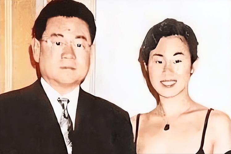 华人置业刘銮雄睡衣价值五万元,裤子十八万元,每年收入二十个亿_百度...